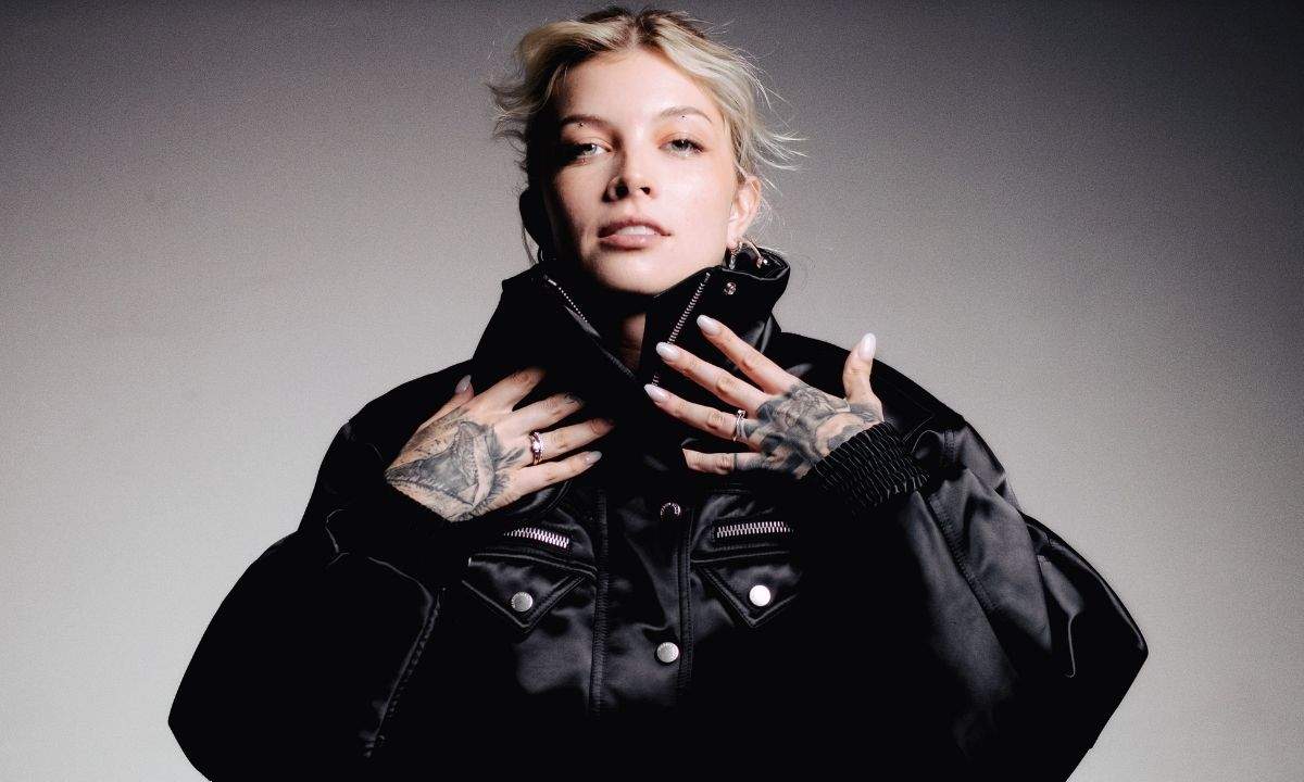 La cantante Mew con indosso una giacca scura
