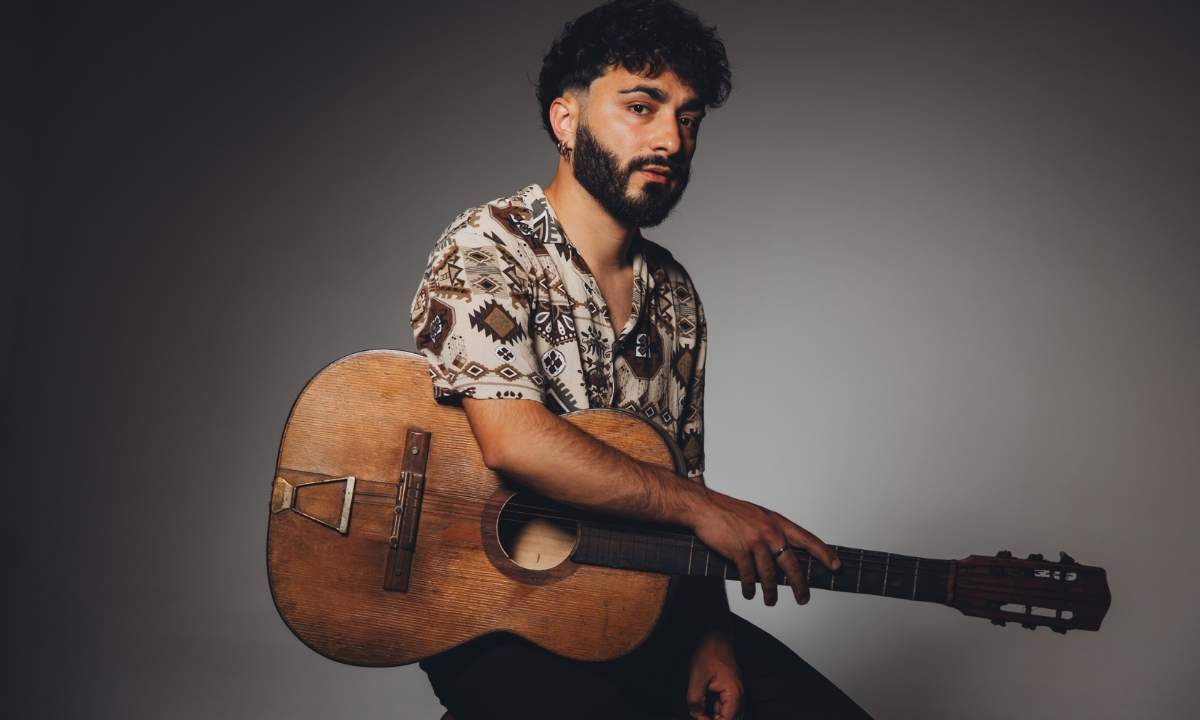 Montegro in uno scatto promozionale per il suo primo album Vita Bellissima, tra cantautorato e sonorità sudamericane