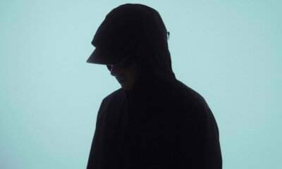 prima stanza a destra nel visual di “dimmi che provi quello che provo io”, nuovo singolo per Sugar Music