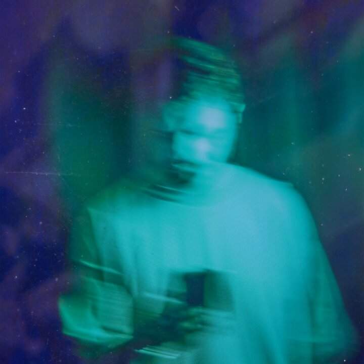 Copertina del singolo REEL di Santoianni, un racconto lucido e sincero sulla generazione che osserva il mondo crollare