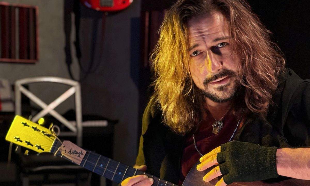 Simone Tomassini torna con il singolo "Se ci credo è colpa tua"