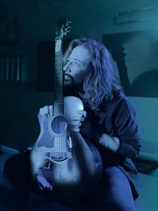 Simone Tomassini torna con il brano "Se ci credo è colpa tua"