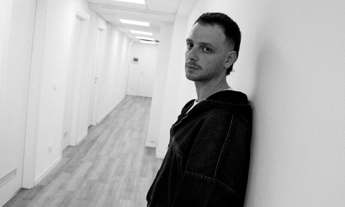 Anastasio presenta il brano Il Dolore delle Macchine