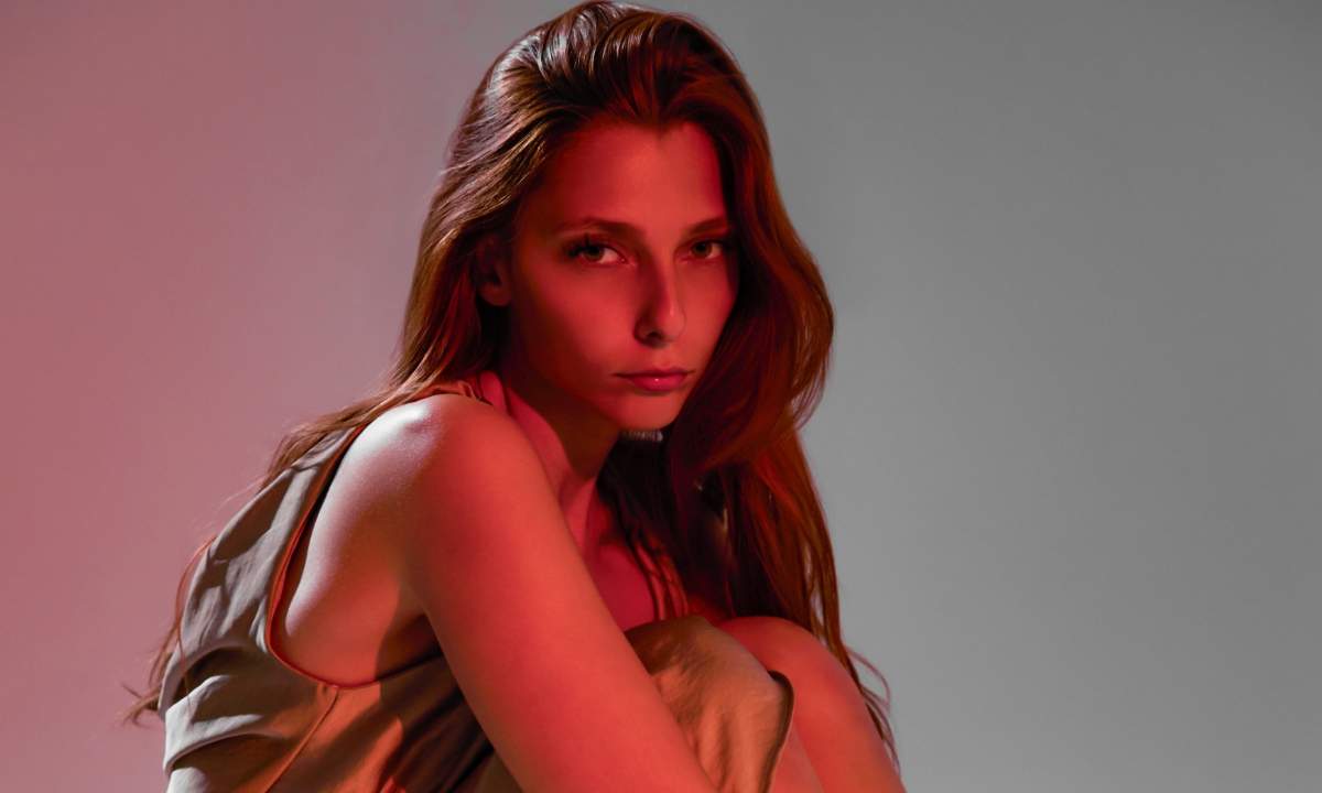 Ritratto promozionale della cantautrice Arianna