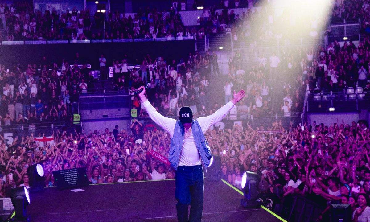 Bresh con le mani alzate sul palco