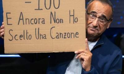 Carlo Conti mostra il cartello del countdown per Sanremo 2026 sui social