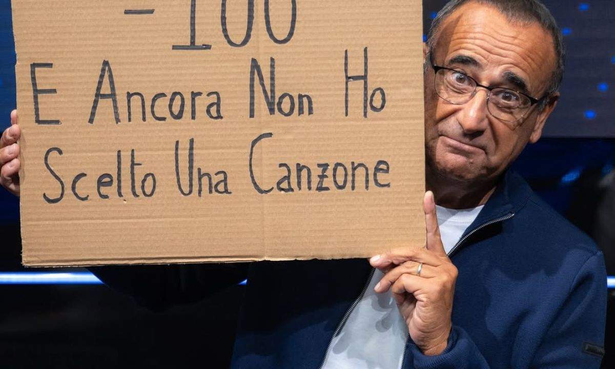 Carlo Conti mostra il cartello del countdown per Sanremo 2026 sui social