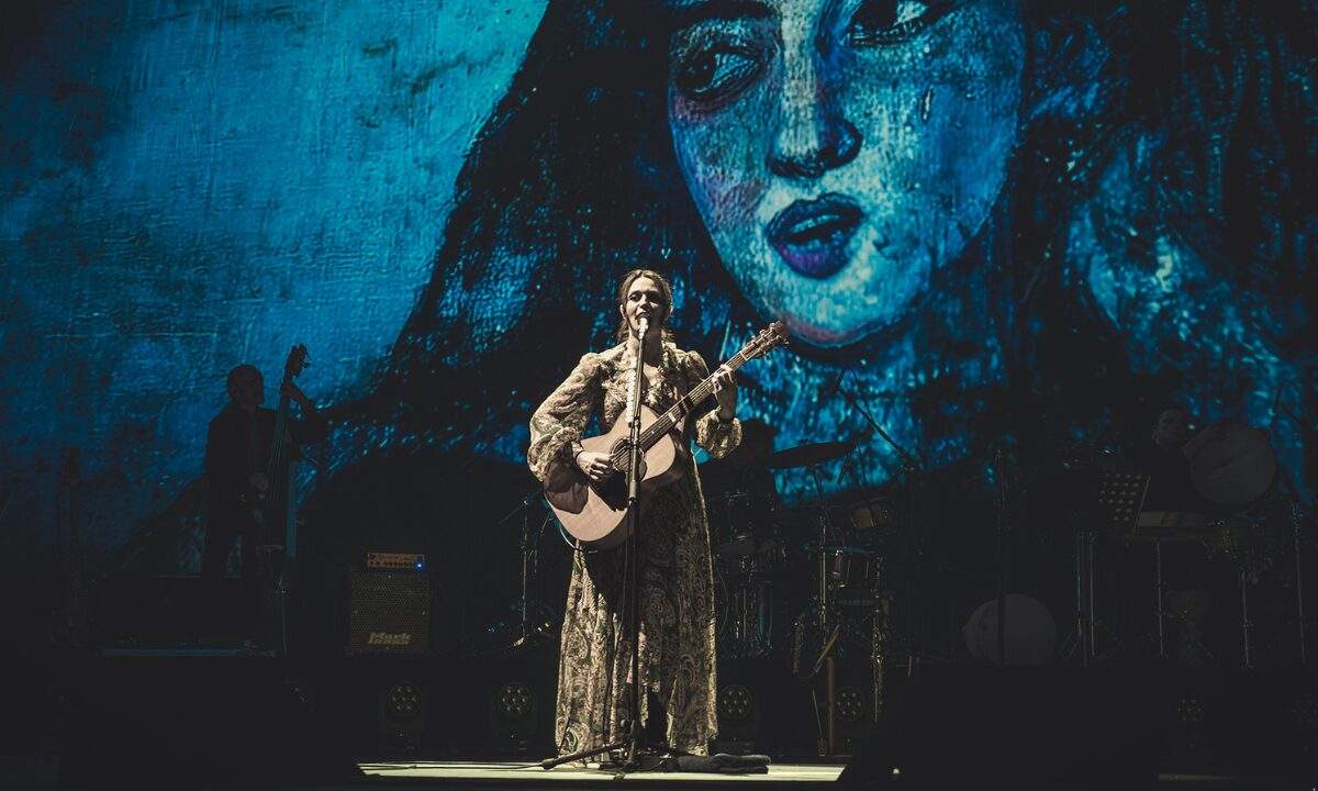 Carmen Consoli durante il concerto dell’Amuri Luci Tour al Teatro Arcimboldi di Milano, 2025.