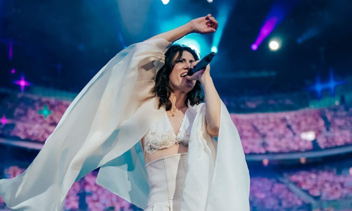 Elisa sul palco di San Siro durante il suo primo concerto allo stadio, immortalata nel progetto “San Siro Live 2025”.
