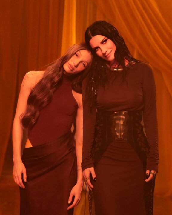 Laura Pausini e Yami Safdie nella copertina del singolo Eso y Más