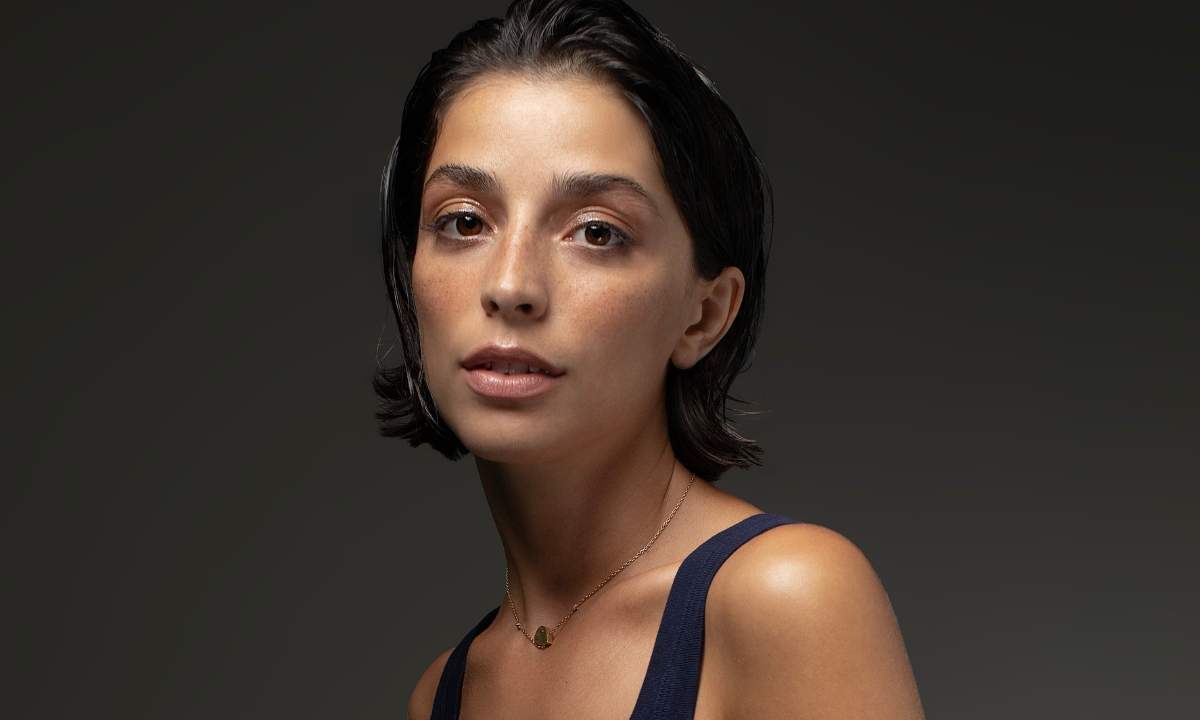 Lea Gavino in uno scatto promozionale realizzato da Maddalena Petrosino per il brano “Amico lontano”, in gara a Sanremo Giovani 2025