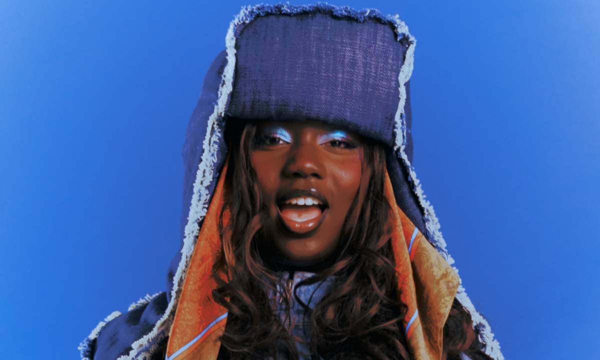 Mimì in uno scatto promozionale per il brano “SOTTOVOCE”, in gara a Sanremo Giovani 2025