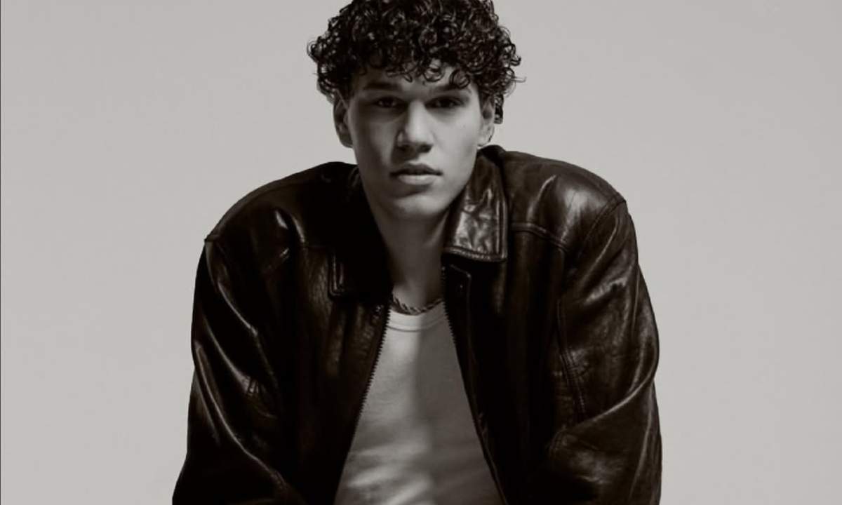 Nicolò Filippucci in uno scatto promozionale per il brano “Laguna”, presentato a Sanremo Giovani 2025