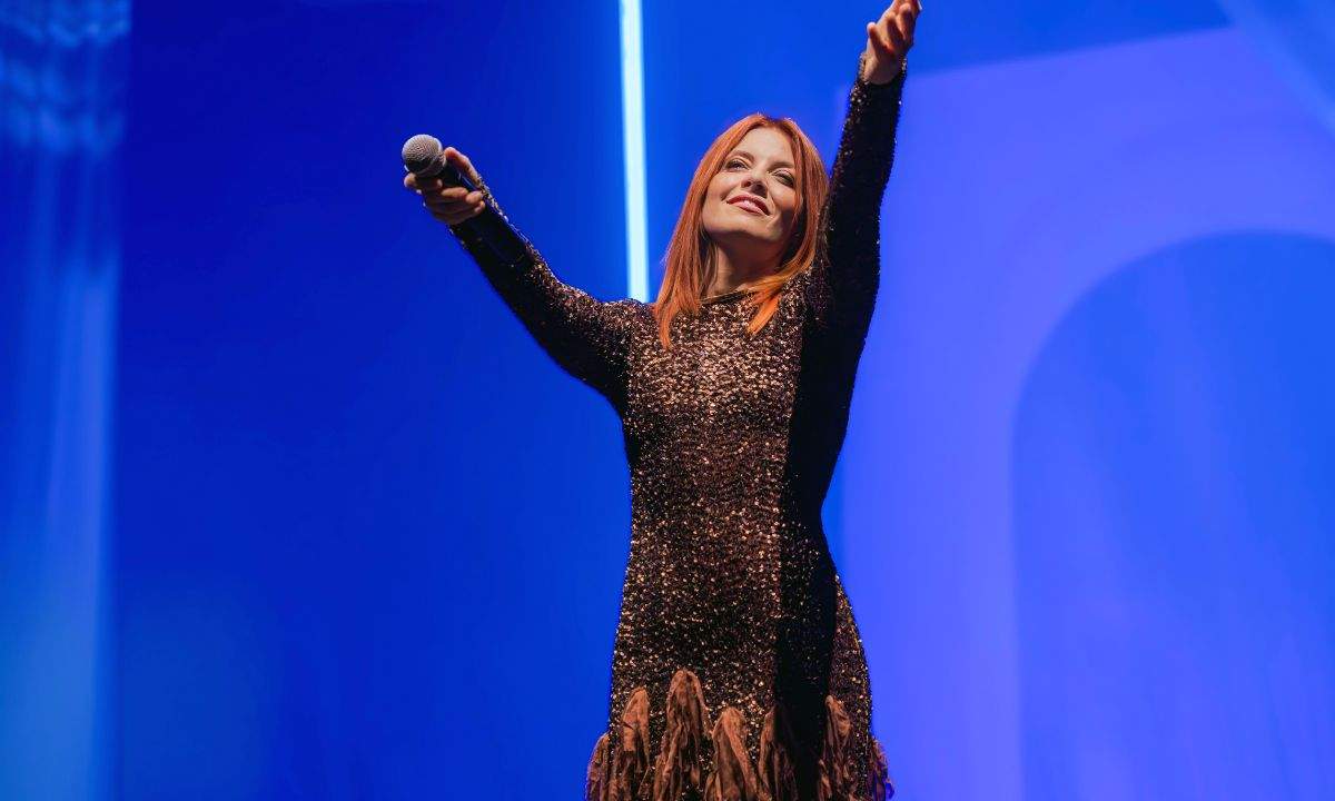 Noemi si esibisce sul palco a Firenze