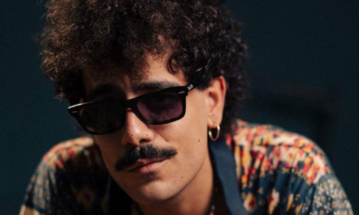 Renato D’Amico in uno scatto promozionale per il brano “Bacio piccolino”, presentato a Sanremo Giovani 2025