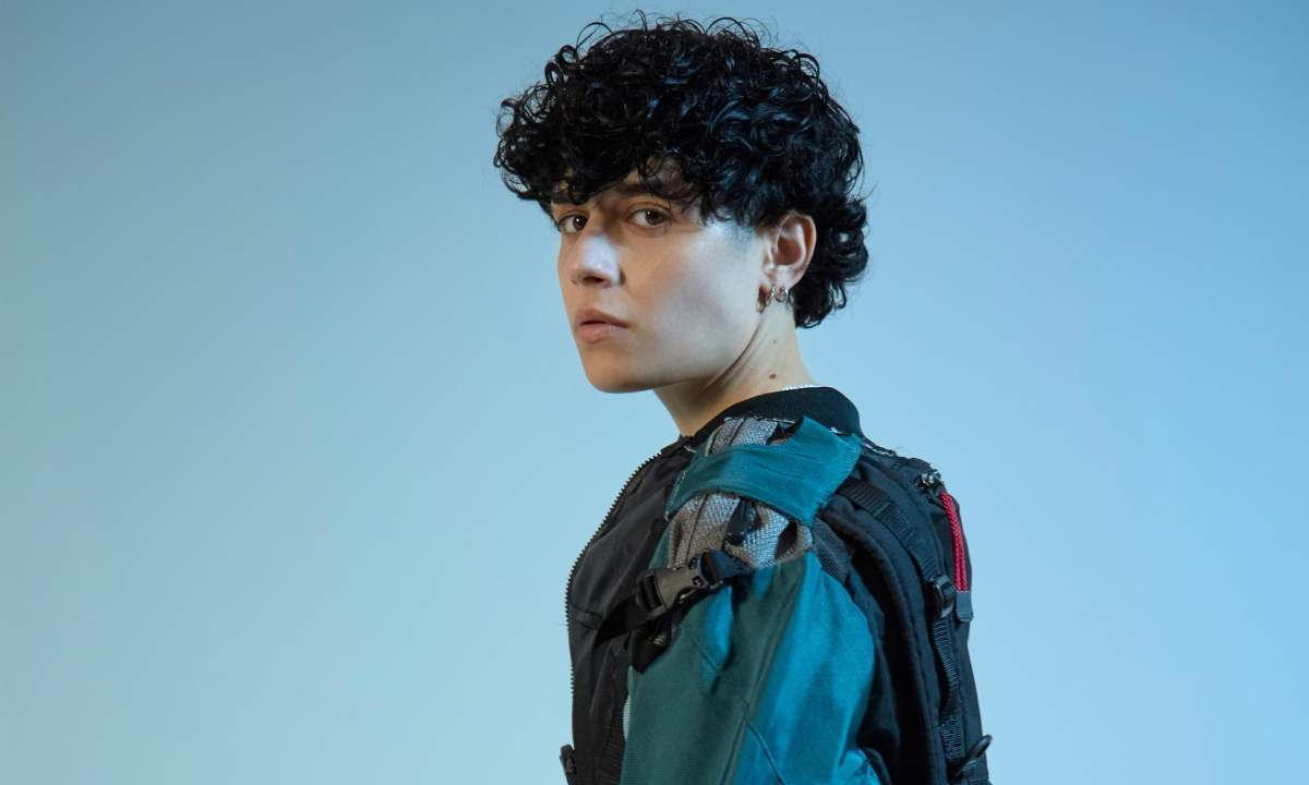 Senza Cri in uno scatto promozionale per il brano “Spiagge”, presentato a Sanremo Giovani 2025