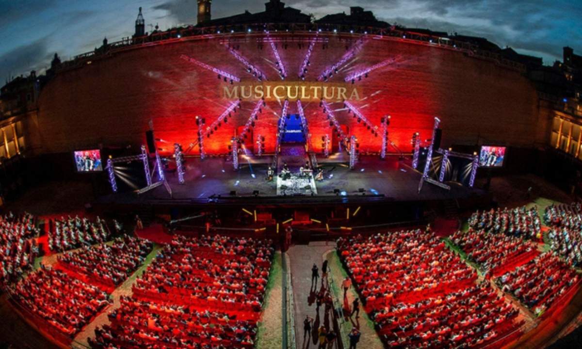 Sferisterio di Macerata durante Musicultura 2026, con il record di 1.328 artisti iscritti alla XXXVII edizione