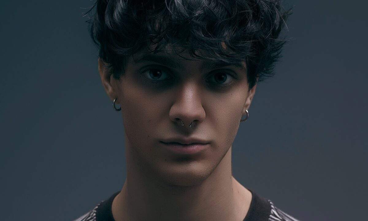 tellynonpiangere a X Factor 2025 mentre presenta il suo inedito “Barche di carta”