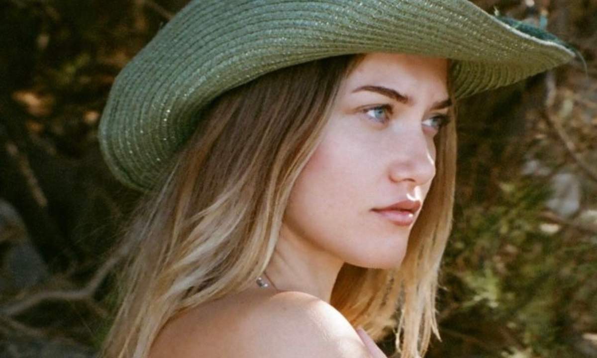 Xhovana in uno scatto promozionale per il brano “Ego”, presentato a Sanremo Giovani 2025