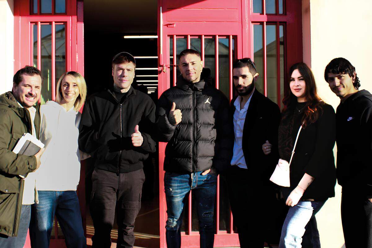 Fedez ed Emis Killa insieme ai detenuti del carcere di Monza durante il progetto Free For Music