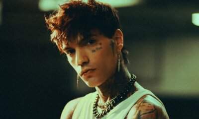 Immagine di GionnyScandal. La foto accompagna un articolo di approfondimento sulle segnalazioni di artisti emergenti riguardo alle modalità di accesso alle aperture dei concerti.