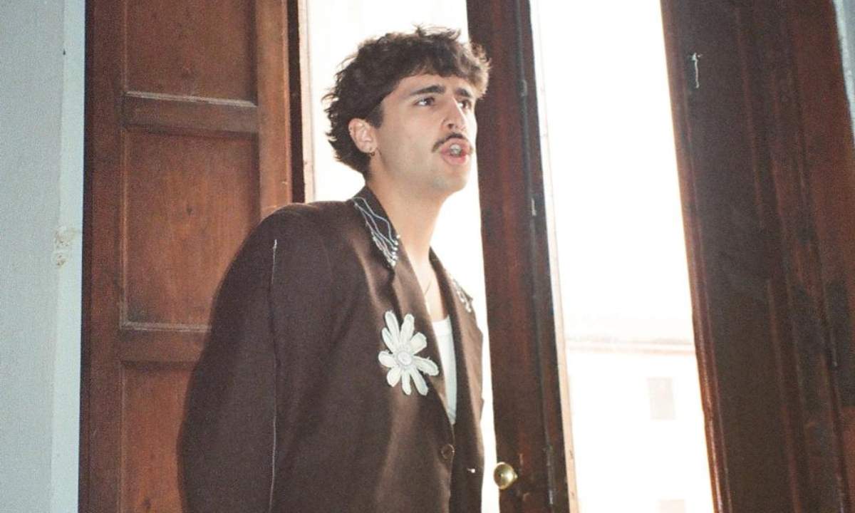 Jacopo Bruno nella foto che accompagna l’uscita del singolo Magica di TiBi