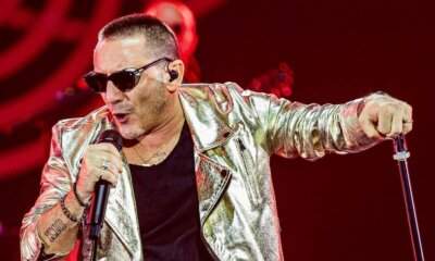 Kekko dei Modà durante un'intervista sul palco