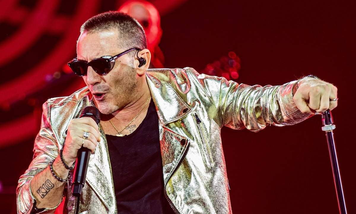 Kekko dei Modà durante un'intervista sul palco