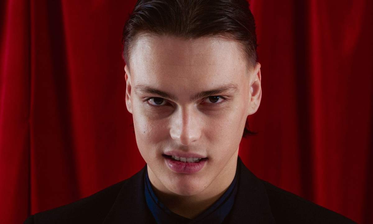 Kid Yugi ritratto in primo piano per il nuovo album “Anche gli eroi muoiono”, foto di Alessio Mariano