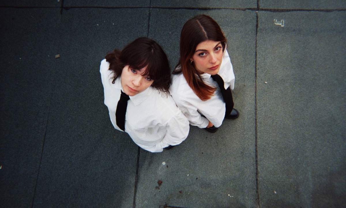 Kimono e Aria presentano il singolo “Parlami d’amore”, duetto pop elettronico dal tono emotivo.