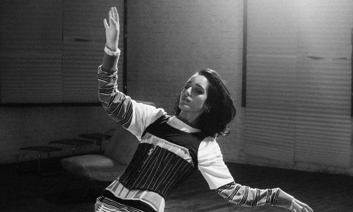 Levante nella copertina del singolo Sono blu, nuovo brano elettronico ispirato alla club culture