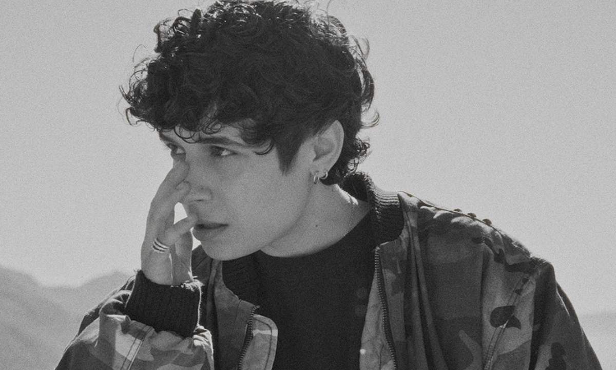 Senza Cri durante il monologo a Le Iene sull’identità non binaria e la musica