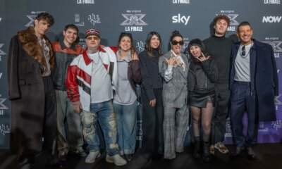 Conferenza stampa della finale di X Factor 2025 nella Sala Giunta del Comune di Napoli con giudici e finalisti.