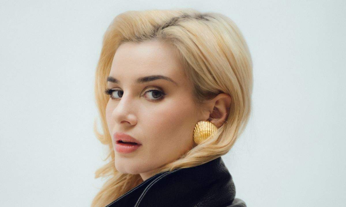 Beatrice Quinta torna con il brano "Amore business"