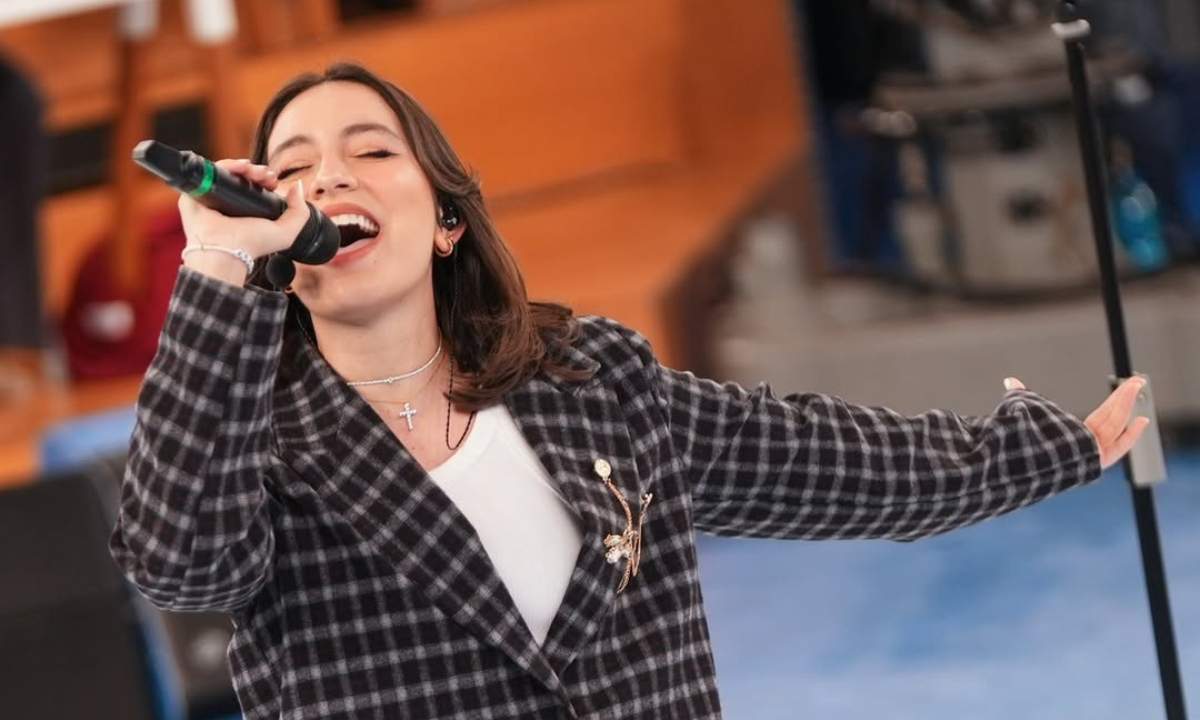 Angie canta il nuovo inedito Millemila minuti ad Amici 25