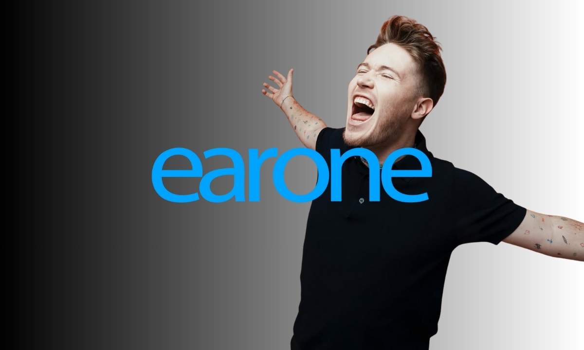 EarOne Airplay 2025: giovane artista con cuffie e radio in stile noir, simbolo della classifica radio annuale