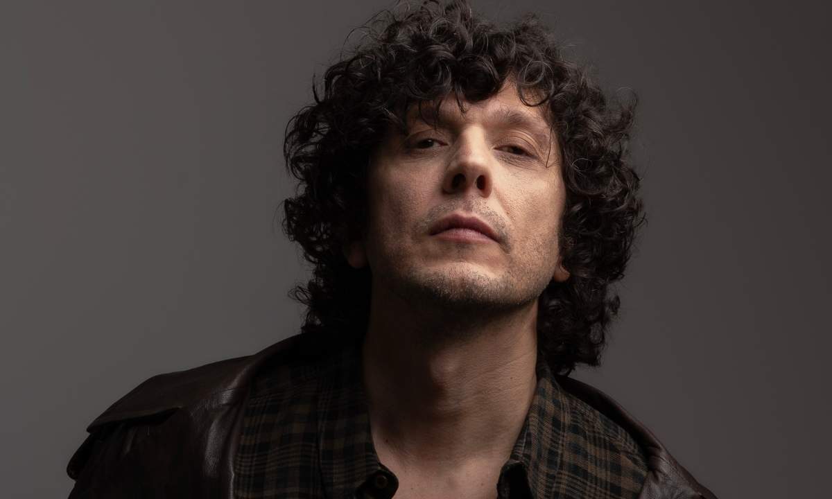 Ermal Meta nella foto stampa del nuovo progetto Funzioni vitali