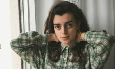 Francamente in uno scatto promozionale per il singolo “La casa dei miei nonni”, brano intimo tra memoria familiare e distanza emotiva.