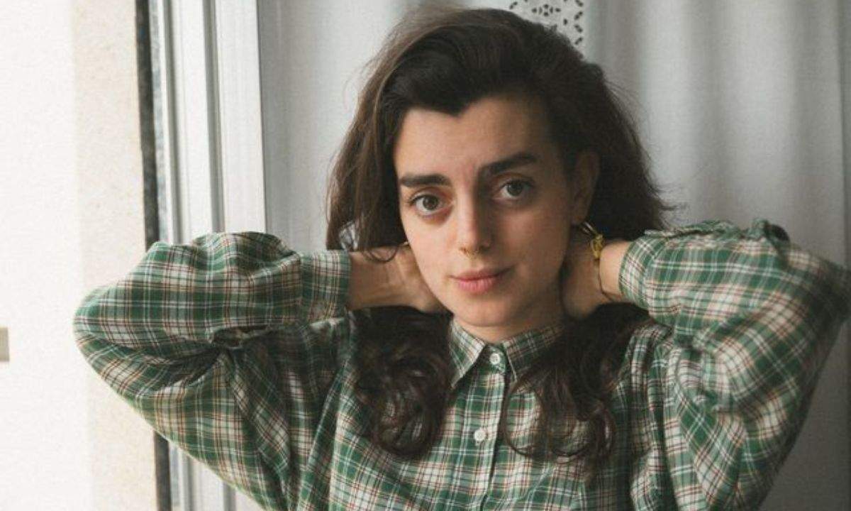 Francamente in uno scatto promozionale per il singolo “La casa dei miei nonni”, brano intimo tra memoria familiare e distanza emotiva.