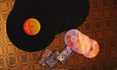 Infografica dati FIMI 2025: quote di mercato supporti fisici con CD (50.7%), vinili (47.1%) e musicassette (2.2%).