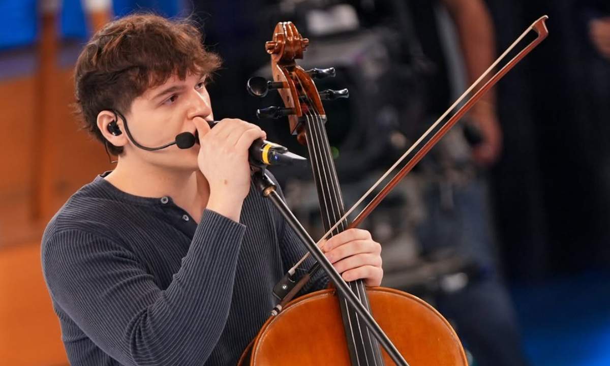 Michele Ballo canta il nuovo inedito È Bello Due Volte ad Amici 25