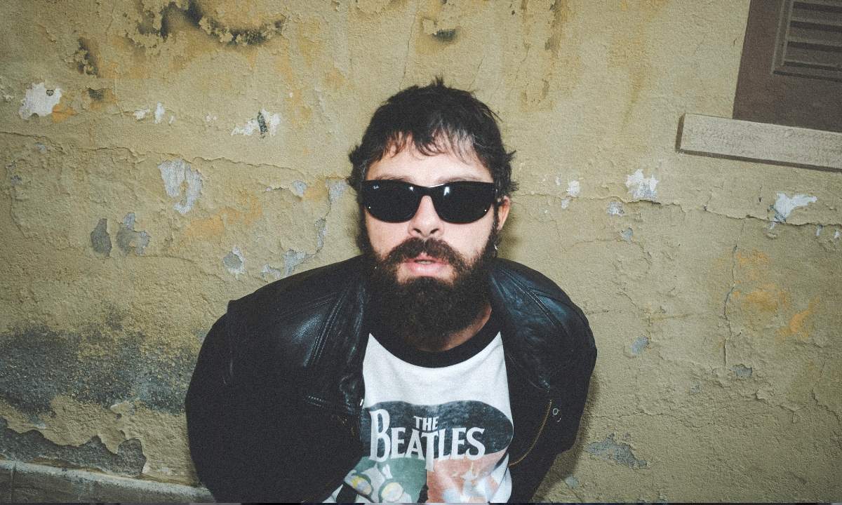 Il cantautore Mobrici fotografato da Simone Biavati per il lancio del singolo Astri