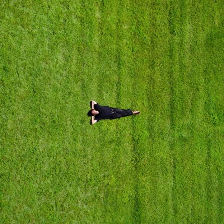 Nico Arezzo posa per la copertina del nuovo album Non c'è fretta in uscita il 16 gennaio