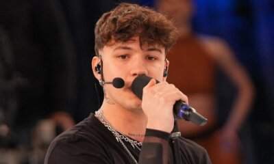 Opi canta l'inedito Scusa sul palco di Amici 25