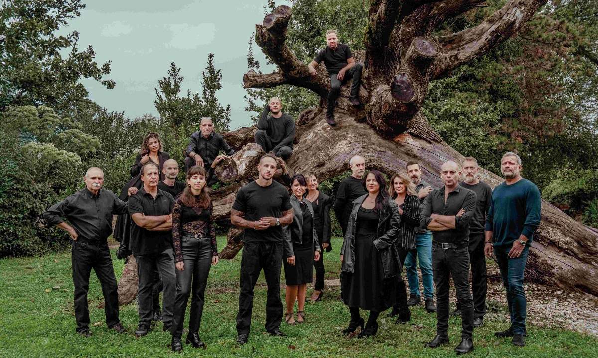 25 elementi de L’Orchestra del Paese Immobile per il lancio del primo disco