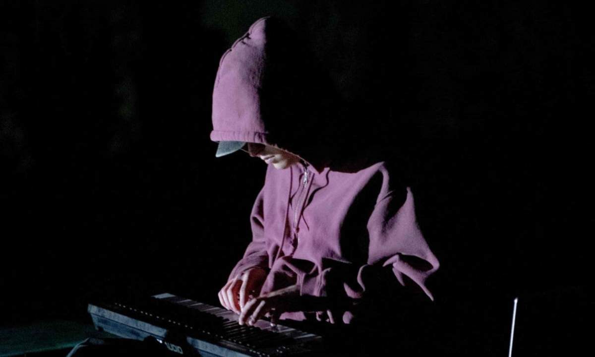 prima stanza a destra durante un'esibizione live, annuncio del singolo Infinito e del tour 2026.