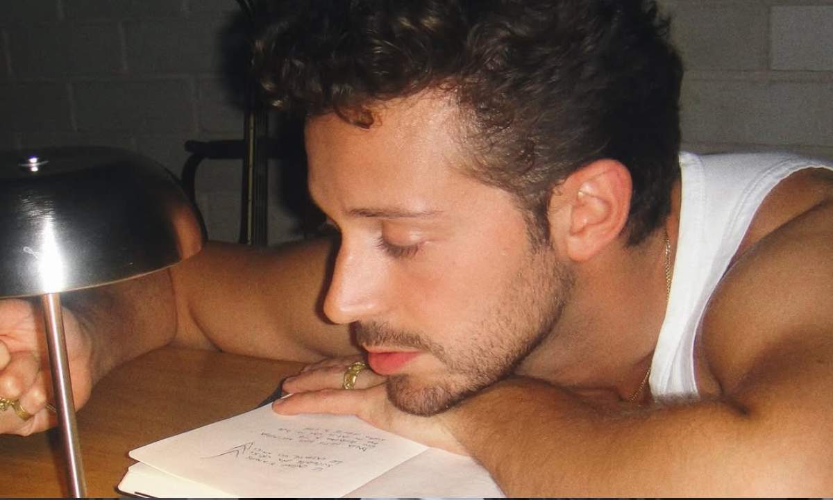 Ruggero durante l’intervista per All Music Italia legata al singolo “Sentimenti”