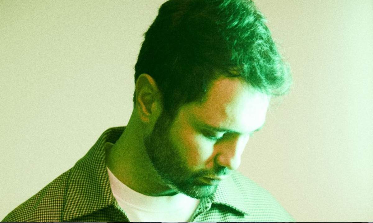 Santoianni ritratto ufficiale per il lancio del singolo Bring! e dell'album SUONATUTTOMALE