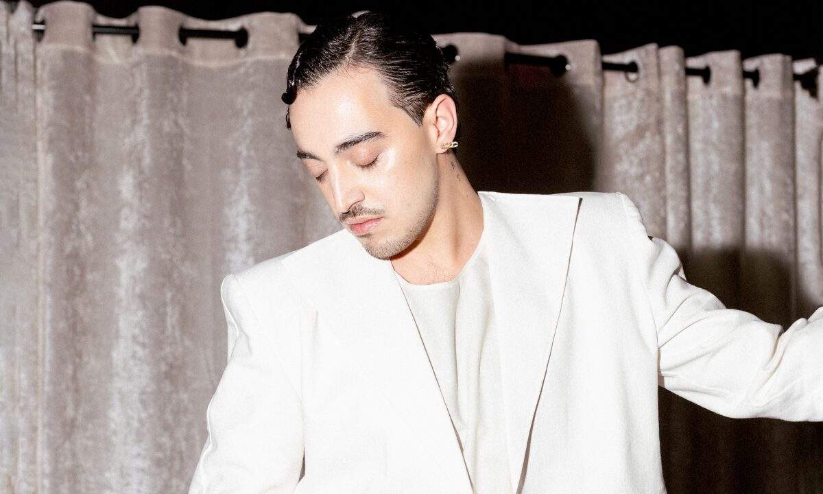 Vincenzo Viscardi sul palco dell’Arci Biko a Milano durante il live 2026