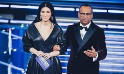 Carlo Conti e Laura Pausini durante la conferenza stampa di Sanremo 2026 prima della finale